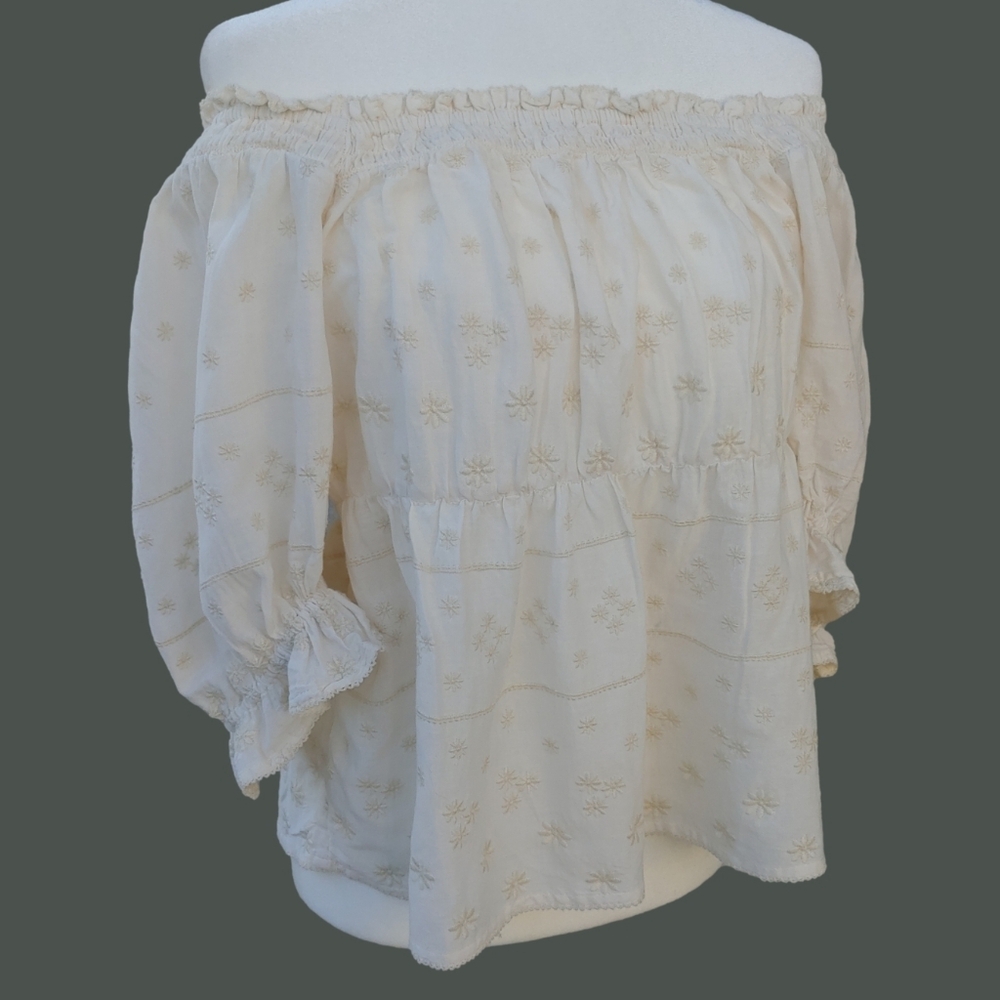 Old Navy Embroidered Off-Shoulder Peasant Blouse in Cream size Large